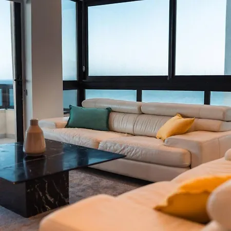 홈스테이 3-bedroom Oasis In 슬리에마