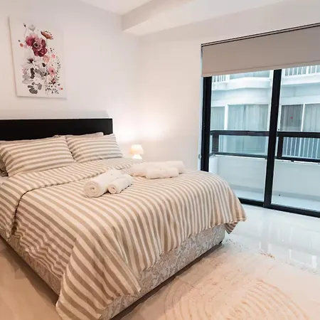 3-bedroom Oasis In * 슬리에마